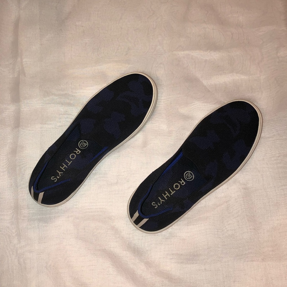 Size 7, navy camo Rothy’s.